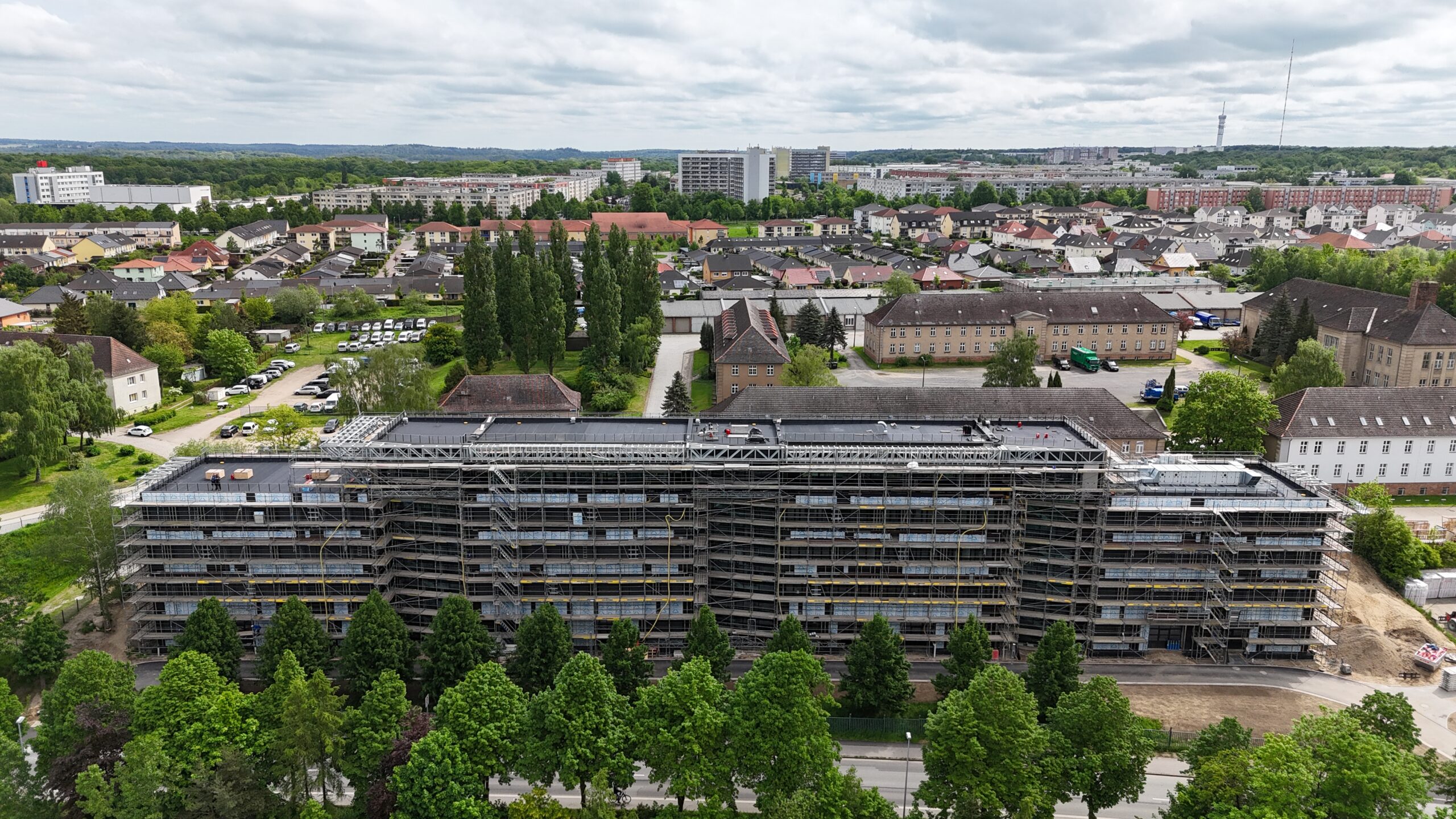 Aufnahme Gerüsteinbau für großes Gebäude.